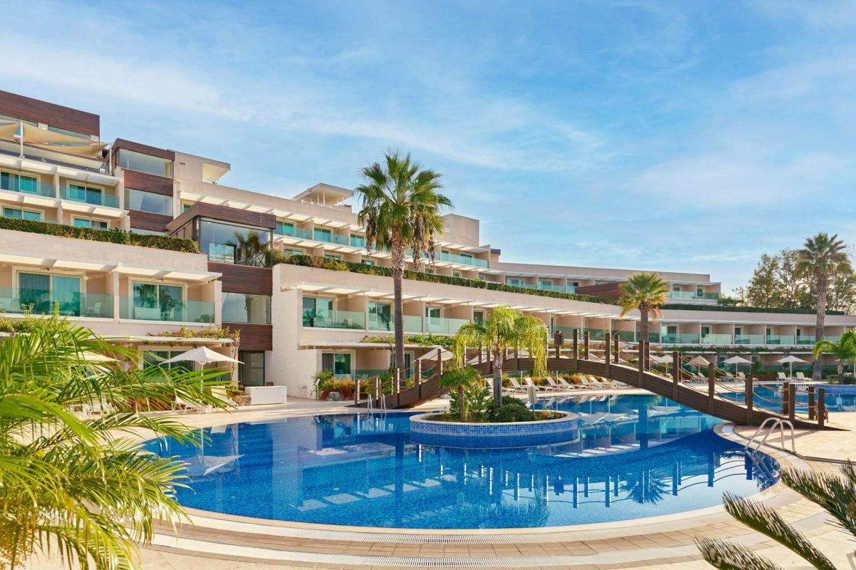 Otel binası ve havuz
