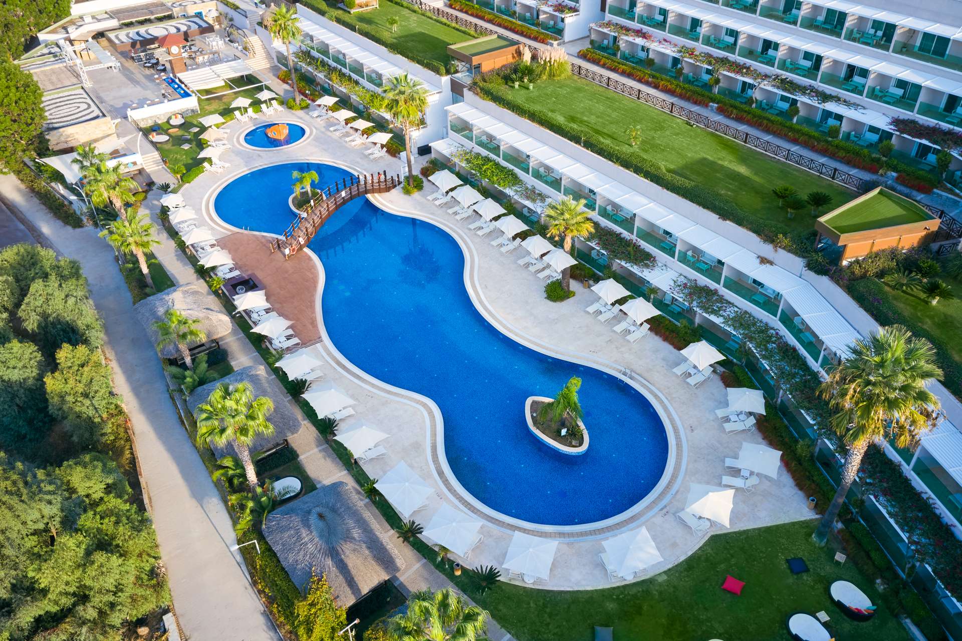 Otel ve havuz, havadan görünüm
