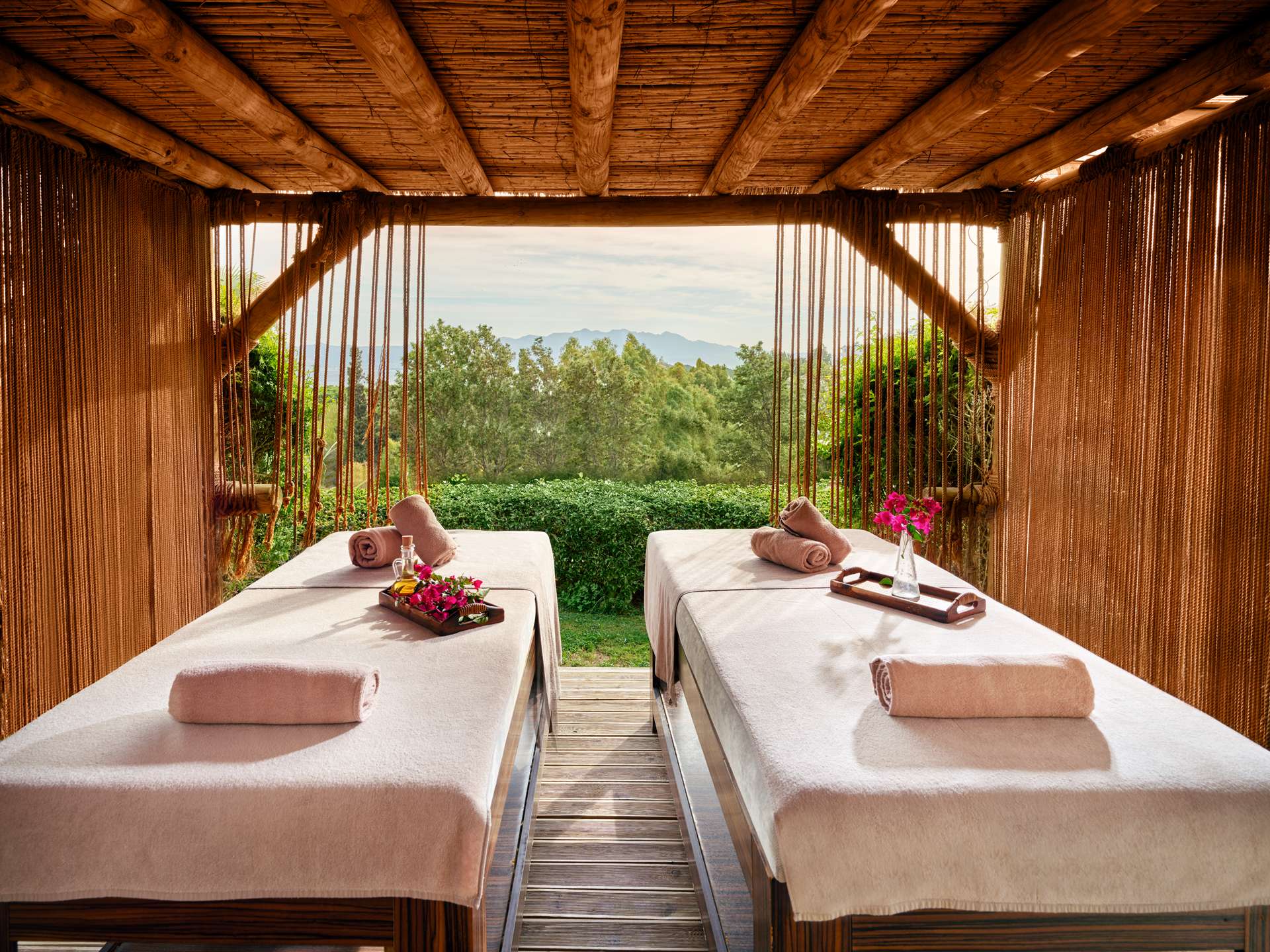 Spa bahçesinde masaj alanı